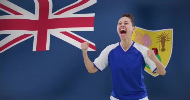 Türk Caicos Adaları Bayrağı Üzerinde Çift Irklı Kadın Futbolcunun Canlandırması — Stok video