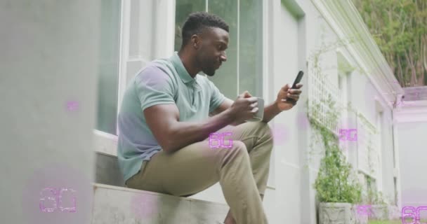 Animering Text Över Afrikansk Amerikansk Man Med Hjälp Smartphone Global — Stockvideo