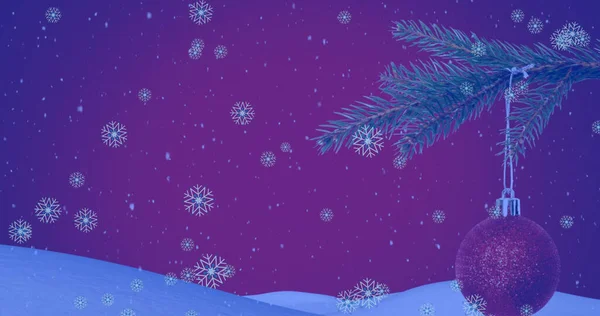 Imagen Copos Nieve Sobre Árbol Navidad Con Adornos Sobre Fondo —  Fotos de Stock
