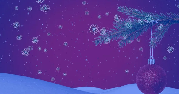 Obraz Płatków Śniegu Nad Choinką Bombkami Fioletowym Tle Boże Narodzenie — Zdjęcie stockowe