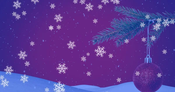 Bild Von Schneeflocken Über Weihnachtsbaum Mit Kugeln Auf Lila Hintergrund — Stockfoto