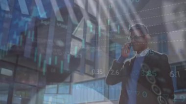 Çift ırklı iş adamının veri işleme animasyonu. Küresel iş, bilgisayar ve dijital arayüz kavramı dijital olarak oluşturulmuş video.