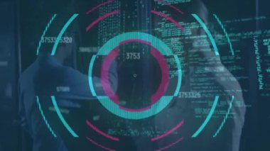 Sunucu odasındaki farklı insanlar üzerinde veri işleme animasyonu. Golbal teknolojisi, çevrimiçi güvenlik ve dijital arayüz konsepti dijital olarak oluşturulmuş video.