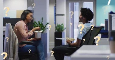 Afro-Amerikan iş arkadaşlarının ofiste yemek yerken konuştukları soru işaretlerinin animasyonu. Dijital bileşik, çoklu pozlama, kafa karışıklığı, bulmaca, kırılma, iletişim ve çalışma kavramı.