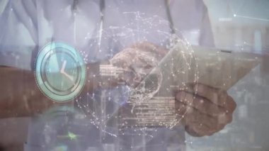 Tablet kullanan beyaz erkek doktor üzerinde veri işleme animasyonu. Küresel tıp ve dijital arayüz kavramı dijital olarak oluşturulmuş video.