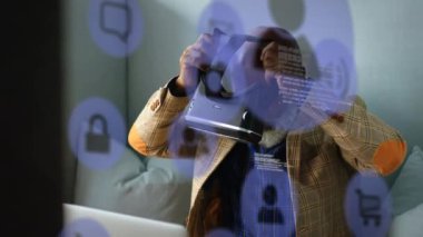 VR kulaklıklı Afro-Amerikan bir adam üzerinde veri işleme animasyonu. Küresel iş ve dijital arayüz kavramı dijital olarak oluşturulmuş video.