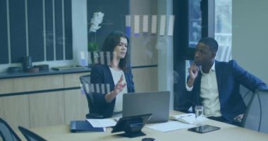 Ofisteki çeşitli iş adamları üzerinde veri işleme animasyonu. Küresel iş ve dijital arayüz kavramı dijital olarak oluşturulmuş video.