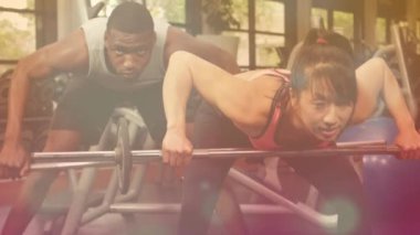 Spor salonunda egzersiz yapan farklı insanlar üzerinde ışık noktalarının canlandırılması. Küresel spor, sağlık ve dijital arayüz kavramı dijital olarak oluşturulmuş video.