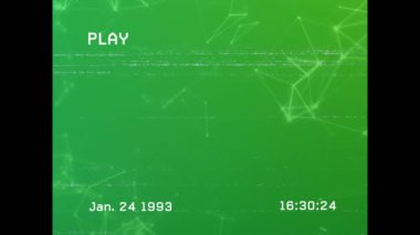 Yeşil arkaplandaki bağlantı ağı üzerindeki parazitin canlandırılması. Dijital olarak oluşturulmuş küresel bağlantılar, sosyal medya ve dijital arayüz kavramı.