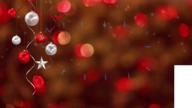 Arka planda rengarenk bokeh efektlerinin üzerine takılanların ve yıldızların canlandırılması. Dijital olarak üretilmiş, hologram, aydınlatılmış, dekorasyon, Noel, tatil ve kutlama konsepti.