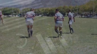 Çeşitli ragbi oyuncuları ve elektrik direği üzerinde finansal veri işleme animasyonu. Küresel spor, sağlık ve dijital arayüz kavramı dijital olarak oluşturulmuş video.