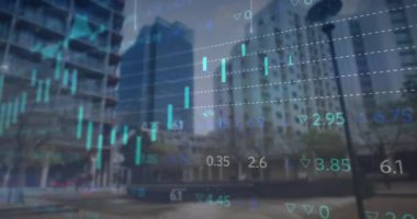 Şehir manzarası üzerinde veri işleme animasyonu. küresel iş ve dijital arayüz kavramı dijital olarak oluşturulmuş video.