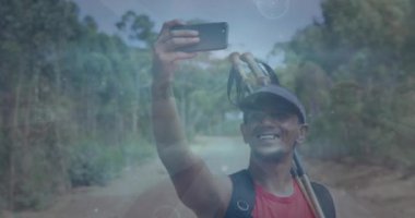 Gezgin adamın akıllı telefonuyla selfie çekmesiyle ilgili bağlantı ağının animasyonu. Küresel seyahat, sosyal medya ve bağlantılar dijital olarak oluşturulmuş video konsepti.