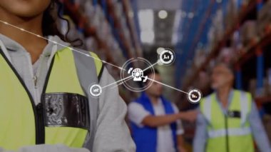 Depodaki çeşitli işçiler üzerindeki simgelerle bağlantı ağının animasyonu. Küresel gönderim, dağıtım ve bağlantılar konsepti dijital olarak oluşturulmuş video.