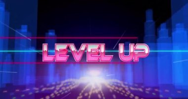 Dijital şehrin üzerinde mavi ışıklı pembe metalik harflerle üst düzey metin animasyonu. Video oyunu, veri işleme ve dijital olarak oluşturulmuş iletişim konsepti.