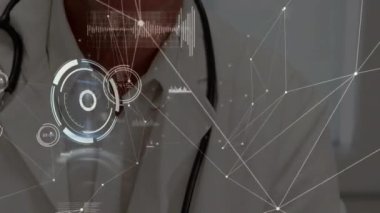 Kafkas erkek doktorun gülümsemesi üzerinden bağlantı ağının animasyonu. Küresel tıp ve dijital arayüz kavramı dijital olarak oluşturulmuş video.