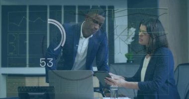 Afro-Amerikan iş adamı ve iş kadınının tartıştığı veri işleme animasyonu. Bilgisayar arayüzü ve iş teknolojisi kavramı