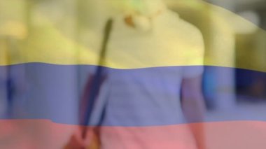 Kolombiya bayrağının yüzü maske takan beyaz adam üzerinde canlandırılması. Küresel vatanseverlik, salgın hastalık ve dijital arayüz kavramı dijital olarak oluşturulmuş video.