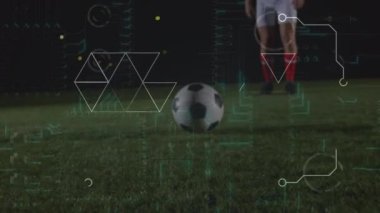 Erkek futbolcunun topa vuruşunun düşük kısmındaki mikro işlemci bağlantılarının animasyonu. Spor teknolojisi kavramı