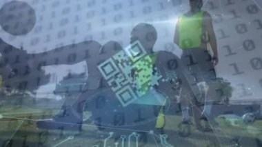 Çeşitli erkek futbol oyuncuları üzerinde veri işleme ve qR kodlarının animasyonu. Küresel spor ve dijital arayüz kavramı dijital olarak oluşturulmuş video.
