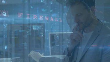 Beyaz adam ve bilgisayar korsanının sunucu odasında veri işleme animasyonu. Küresel teknoloji, çevrimiçi güvenlik ve dijital arayüz kavramı dijital olarak oluşturulmuş video.