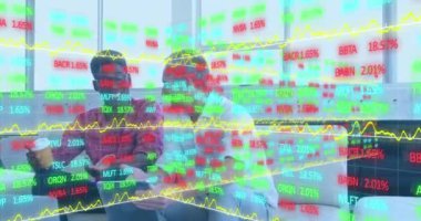 Ofiste dizüstü bilgisayar üzerinde tartışan iki farklı adamın borsa veri işleme animasyonu. Küresel ekonomi ve iş teknolojisi kavramı