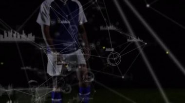 Afrika kökenli Amerikalı erkek futbolcunun topa vuruşuyla ilgili bağlantı ağının animasyonu. Spor teknolojisi kavramı