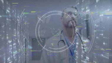 Kafkas erkek doktor üzerinde veri işleme animasyonu. Küresel tıp ve dijital arayüz kavramı dijital olarak oluşturulmuş video.