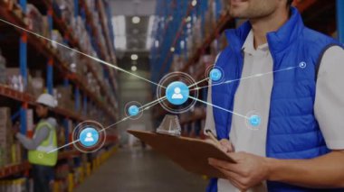 Depodaki çeşitli işçiler üzerindeki simgelerle bağlantı ağının animasyonu. Küresel gönderim, dağıtım ve bağlantılar konsepti dijital olarak oluşturulmuş video.