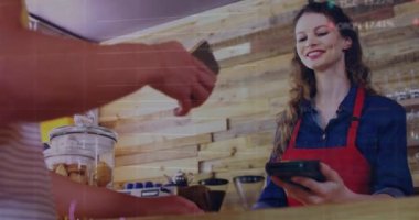 Akıllı telefondan ödeme yapan el üstünde veri işleme animasyonu. Küresel iş ve dijital arayüz kavramı dijital olarak oluşturulmuş video.