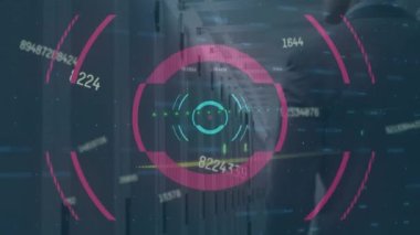 Beyaz adamın sunucu odasında veri işleme animasyonu. Küresel iş ve dijital arayüz kavramı dijital olarak oluşturulmuş video.