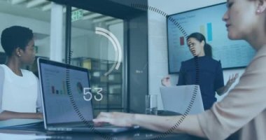 Ofisteki çeşitli iş adamları üzerinde veri işleme animasyonu. Küresel iş ve dijital arayüz kavramı dijital olarak oluşturulmuş video.