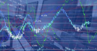 Ofisteki masaların kapatılmasına karşı finansal veri işleme resmi. Küresel finans ve iş teknolojisi kavramı