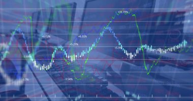 Ofisteki masaların kapatılmasına karşı finansal veri işleme resmi. Küresel finans ve iş teknolojisi kavramı