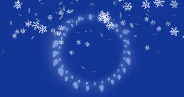青い背景にクリスマスライトの上に雪の結晶のイメージ クリスマス 伝統とお祝いのコンセプトデジタル生成画像 — ストック写真