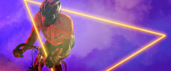 アフリカ系アメリカ人男性の自転車は 煙を背景に三角形に照らされた自転車に乗る コピースペース 複合体 スポーツ レース ネオン イラスト 輝くと抽象的な概念 — ストック写真