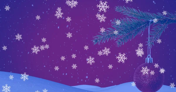 Bild Snöflingor Över Julgran Med Grannlåt Lila Bakgrund Jul Vinter — Stockfoto