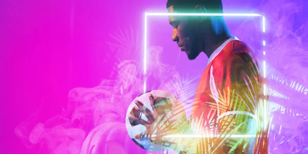 Afrykański Amerykański Piłkarz Piłką Stojącą Przy Oświetlonej Roślince Placu Kopiuj — Zdjęcie stockowe