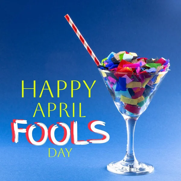 Samenstelling Van April Dwazen Dagtekst Cocktailglas Met Confetti Stro April — Stockfoto
