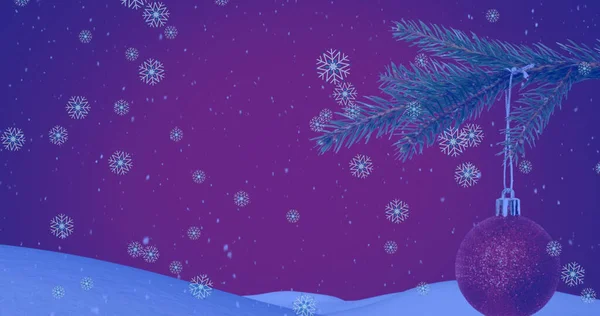 Imagen Copos Nieve Sobre Árbol Navidad Con Adornos Sobre Fondo — Foto de Stock