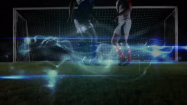 Futbol oynayan iki farklı erkek futbolcu üzerinde mavi dijital dalgaların animasyonu. Spor teknolojisi kavramı