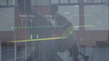 Spor salonunda koşan çeşitli sporcuların veri işleme animasyonları. Küresel iş ve dijital arayüz kavramı dijital olarak oluşturulmuş video.