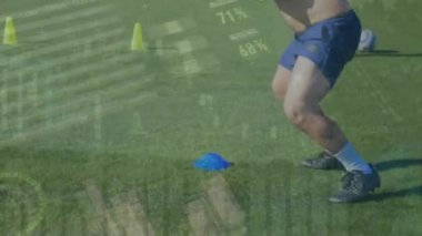 Spor sahasında beyaz erkek futbolcu eğitimi üzerine istatistiksel veri işleme animasyonu. Spor ve teknoloji kavramı