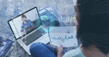 Bilgisayarında video kaydı olan bir belgeyi elinde tutan kadının dikiz aynasından veri işleme animasyonu. Bilgisayar arayüzü ve iş teknolojisi kavramı