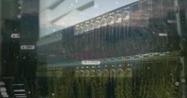 Sunucu odasında veri işleme animasyonu. küresel iş ve dijital arayüz kavramı dijital olarak oluşturulmuş video.