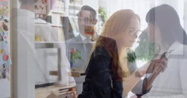 Kafkasyalı iş kadını üzerinden akıllı telefon kullanarak konuşan çeşitli iş adamlarının animasyonu. Küresel iş ve dijital arayüz kavramı dijital olarak oluşturulmuş video.