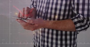Beyaz adamın akıllı telefon kullanarak veri işleme animasyonu. Küresel iş ve dijital arayüz kavramı dijital olarak oluşturulmuş video.