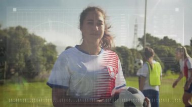 Beyazlı bayan futbolcunun futbol topu tutarken gülümsemesi üzerine veri işleme animasyonu. Spor ve iş teknolojisi kavramı