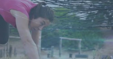 Birbirine bağlı noktaların, beyaz bir kadının parkta spor yaptığı yoğun bulutların animasyonu. Dijital bileşik, çoklu pozlama, aktif yaşam tarzı, iletişim, egzersiz ve teknoloji kavramı.