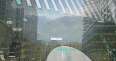 Şehir manzarası üzerinde veri işleme animasyonu. küresel iş ve dijital arayüz kavramı dijital olarak oluşturulmuş video.